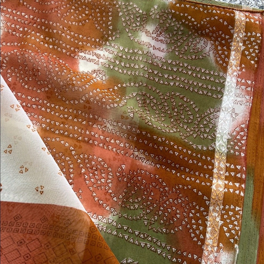 Elegant  Sari with Blouse - Picture 4 of 4